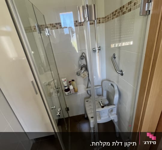 מקלחת עם כיסא, מדף ומוצרי טיפוח